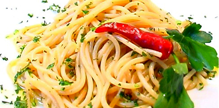 Spaghetti Aglio e Olio di Oliva (Spaghetti with Garlic and Olive Oil)